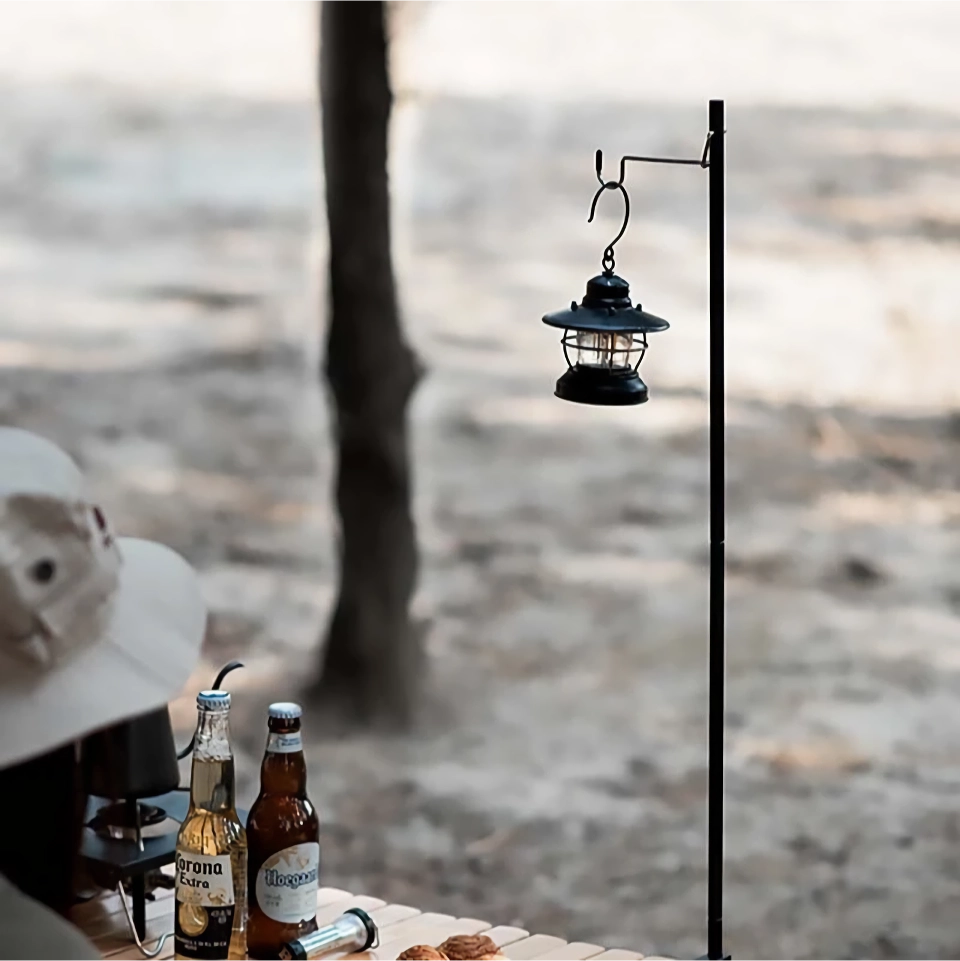 Soporte ajustable para linterna de camping con perchas desmontables