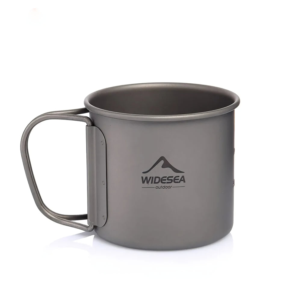 Campingbecher aus Titan mit Deckel