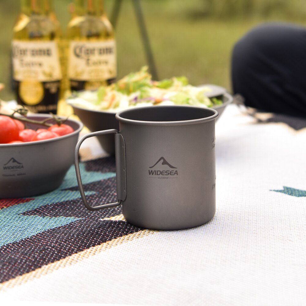 Campingbecher aus Titan mit Deckel