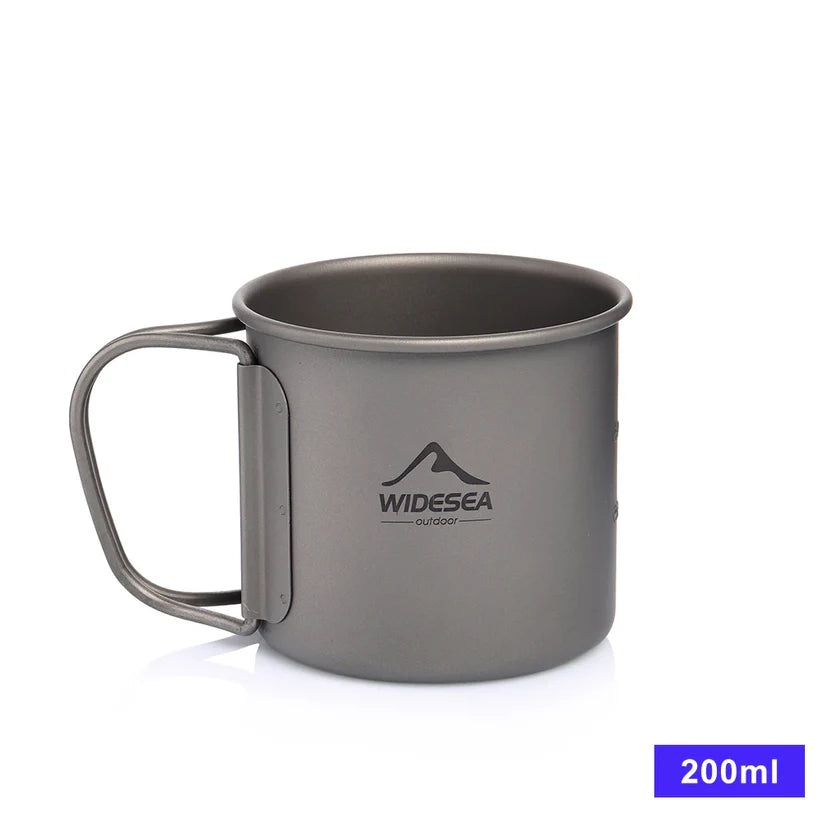 Campingbecher aus Titan mit Deckel