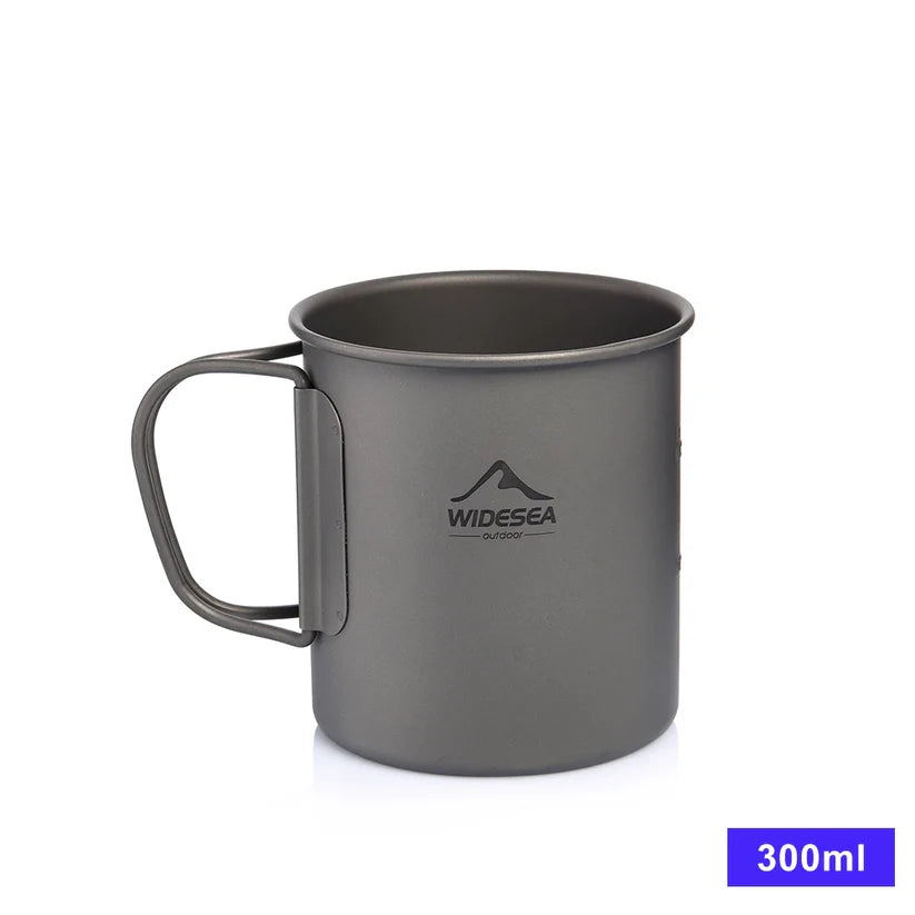 Campingbecher aus Titan mit Deckel